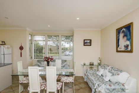 Photo of property in 4 The Oaks, Awapuni, Palmerston North, 4412