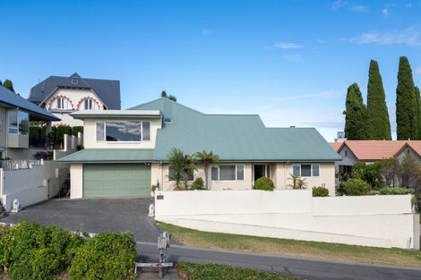 Photo of property in 16 Busby Hill, Havelock North, 4130