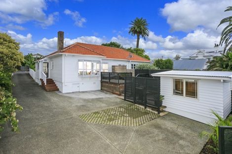 Photo of property in 1/91 Queen Street, Northcote Point, Auckland, 0627