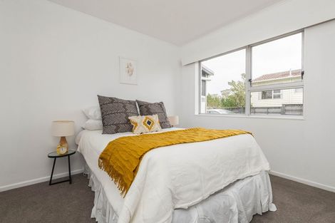 Photo of property in 7c Cheyne Walk, Newlands, Wellington, 6037