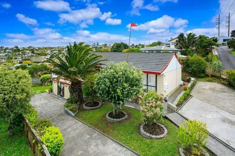 Photo of property in 80 Totaravale Drive, Totara Vale, Auckland, 0629