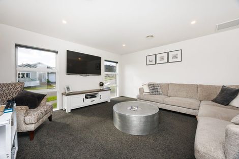 Photo of property in 37 Vaucluse Heights, Fitzherbert, Palmerston North, 4410