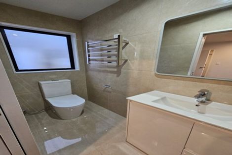 Photo of property in 4e Hepburn Road, Glendene, Auckland, 0602