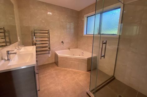 Photo of property in 15 Kingsclere Place, Goodwood Heights, Auckland, 2105