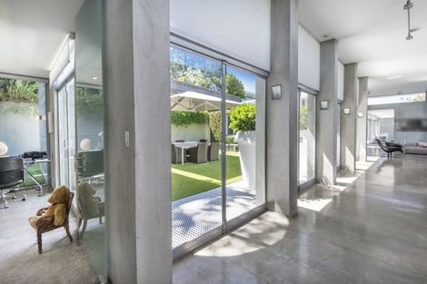 Photo of property in 9 Stanley Point Road, Stanley Point, Auckland, 0624