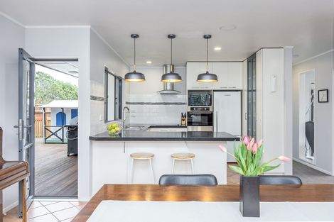 Photo of property in 2 Mizen Court, Torbay, Auckland, 0630