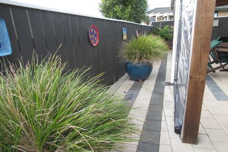 Photo of property in 37 Guildford Drive, Paraparaumu, 5032