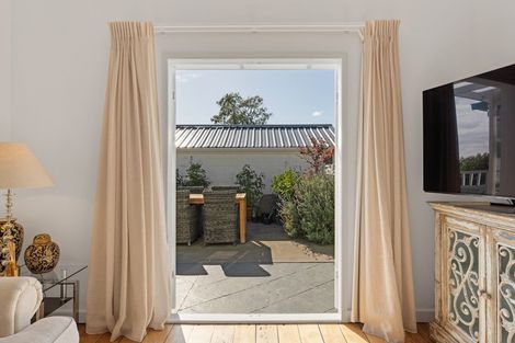 Photo of property in 9 Mayfair Place, Westown, New Plymouth, 4310