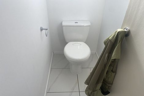 Photo of property in 2/15 Lambrown Drive, Totara Vale, Auckland, 0629