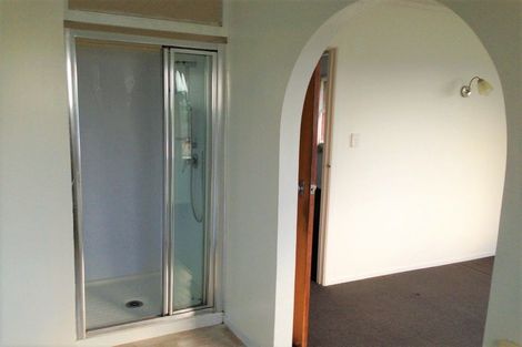 Photo of property in 8 Easton Park Parade, Glenfield, Auckland, 0629