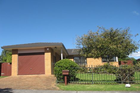 Photo of property in 2/8 Lochend Place, Highland Park, Auckland, 2010