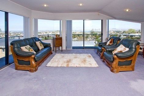 Photo of property in 2/19 Martin Crescent, Northcote, Auckland, 0627