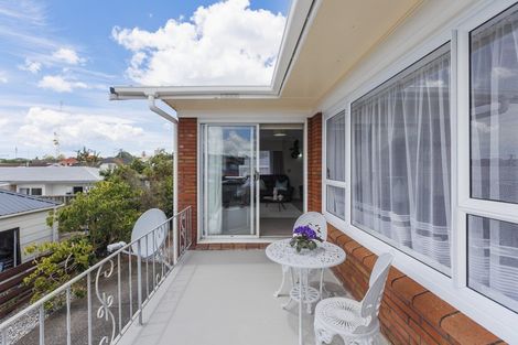 Photo of property in 3/10 Shakespeare Road, Milford, Auckland, 0620