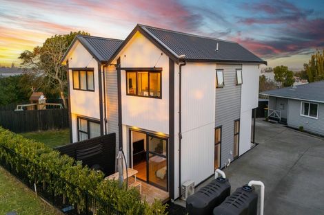 Photo of property in 3/111 Hobsonville Road, West Harbour, Auckland, 0618