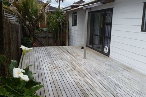 Photo of property in 2/72 Onewa Road, Northcote Point, Auckland, 0627