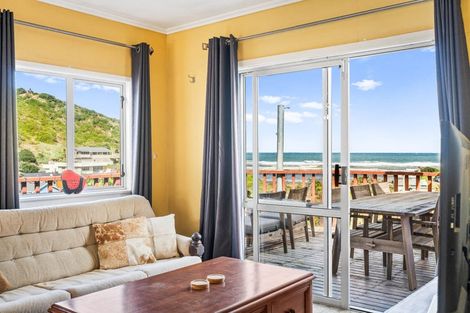 Photo of property in 63 Sea View Road, Baylys Beach, 0377