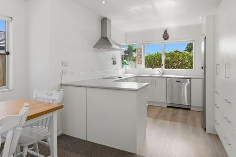 Photo of property in 6 Ishtar Place, One Tree Point, 0118