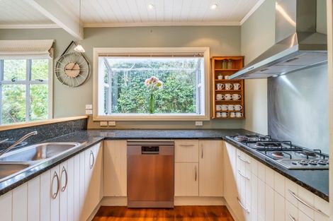 Photo of property in 6 Chatsworth Road, Silverstream, Upper Hutt, 5019