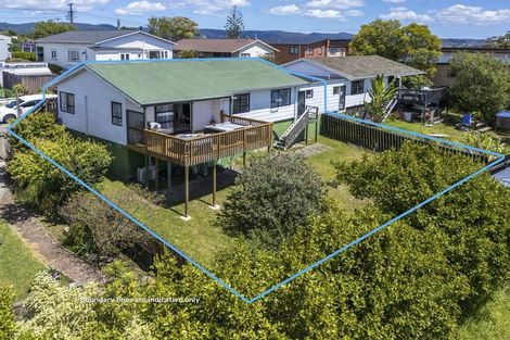 Photo of property in 4/92 Awaroa Road, Sunnyvale, Auckland, 0612