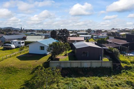 Photo of property in 42 Rutherford Drive, Waikanae Beach, Waikanae, 5036
