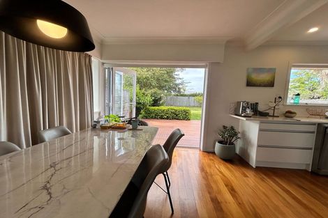 Photo of property in 33 Pupuke Road, Birkenhead, Auckland, 0627