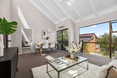 Photo of property in 2/18 Wernham Place, Northcote, Auckland, 0626