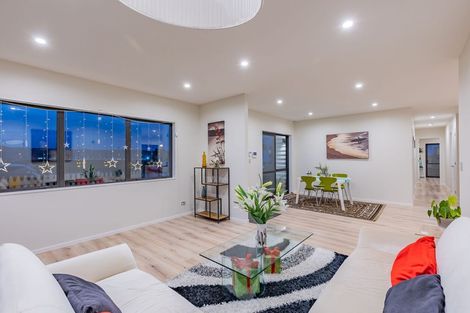 Photo of property in 1 Vinistra Road, Kumeu, 0810