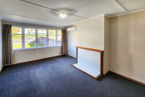 Photo of property in 32 Bird Grove, Stokes Valley, Lower Hutt, 5019