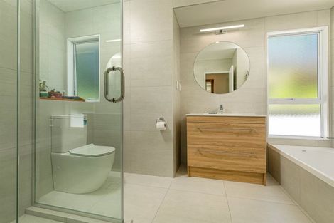 Photo of property in 32 Waipuia Place, Greenhithe, Auckland, 0632