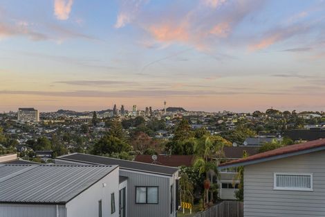 Photo of property in 5 Ravenwood Drive, Forrest Hill, Auckland, 0620