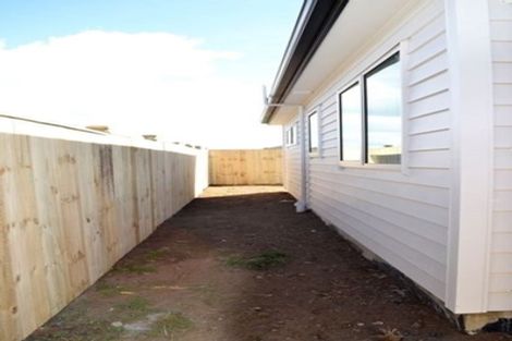 Photo of property in 2 Castlepoint Avenue, Takanini, 2110