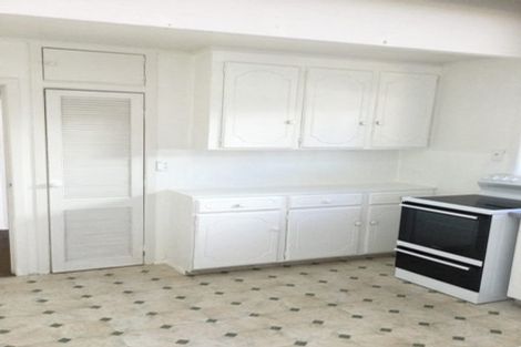 Photo of property in 5 Paton Avenue, Te Atatu South, Auckland, 0610