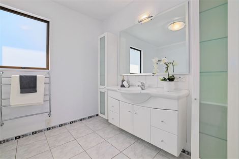 Photo of property in 15 Thurlestone Place, Burnside, Christchurch, 8053