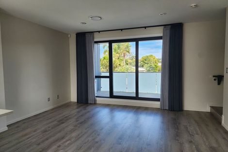 Photo of property in 22b Totaravale Drive, Totara Vale, Auckland, 0629