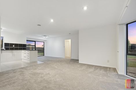 Photo of property in 18 Randwick Place, Randwick Park, Auckland, 2105