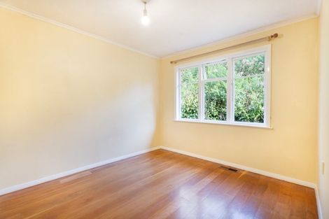 Photo of property in 22 Lyndfield Lane, Newlands, Wellington, 6037