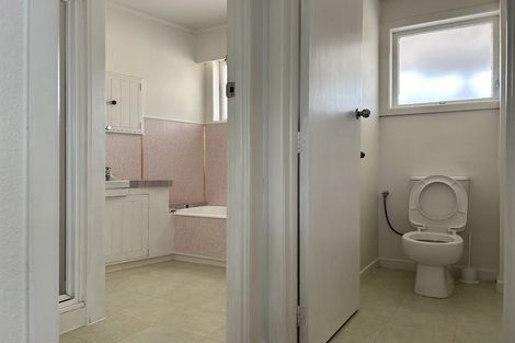 Photo of property in 392 Glenfield Road, Glenfield, Auckland, 0629