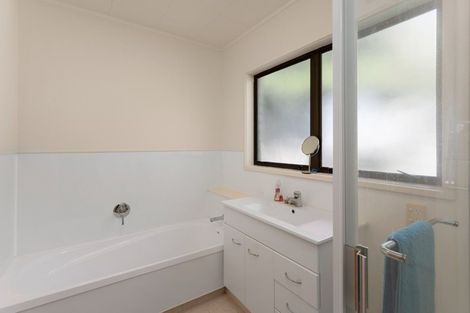Photo of property in 33 Oratia Street, Waikanae Beach, Waikanae, 5036