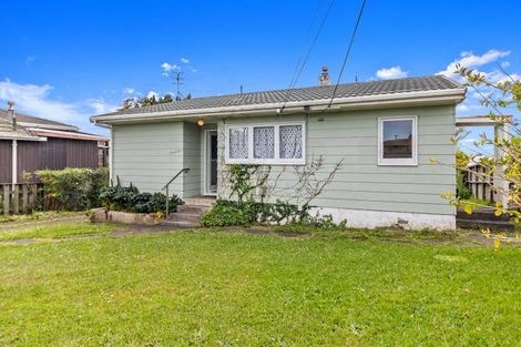 Photo of property in 14 Exmouth Road, Northcote, Auckland, 0627