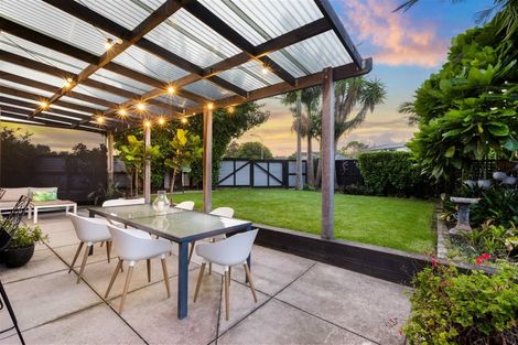 Photo of property in 1 Walton Street, Red Beach, 0932