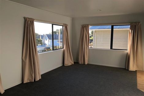 Photo of property in 11 Felicity Place, Unsworth Heights, Auckland, 0632