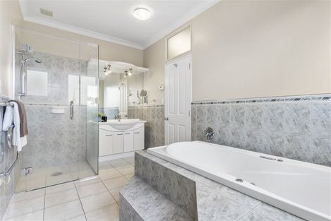 Photo of property in 17 San Valentino Drive, Henderson, Auckland, 0612