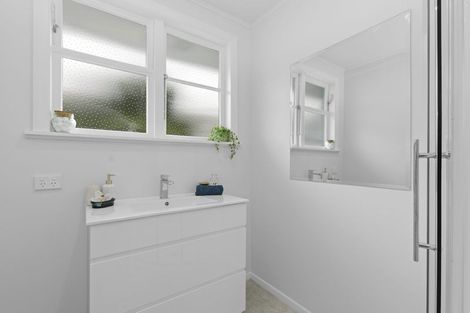 Photo of property in 27 Lees Grove, Wainuiomata, Lower Hutt, 5014