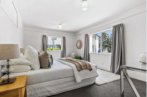 Photo of property in 2/111 Hobsonville Road, West Harbour, Auckland, 0618