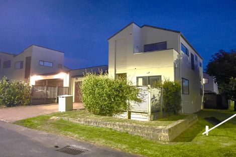 Photo of property in 32 Spalding Rise, Golflands, Auckland, 2013