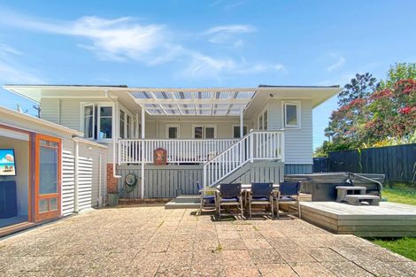 Photo of property in 122 Atkinson Road, Titirangi, Auckland, 0604