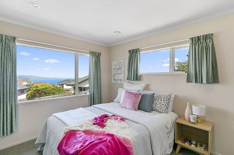 Photo of property in 5 Tamworth Crescent, Newlands, Wellington, 6037