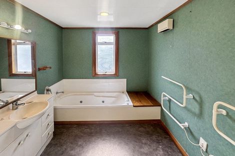 Photo of property in 1 Parkes Avenue, Saint Johns Hill, Whanganui, 4501