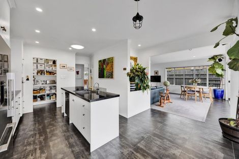 Photo of property in 36 Octavius Place, New Plymouth, 4312