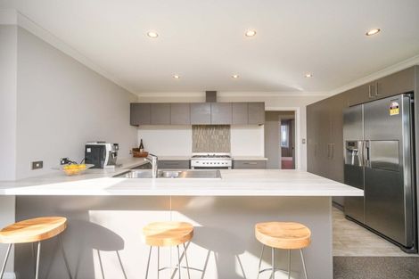 Photo of property in 8 Silkwood Place, Fitzherbert, Palmerston North, 4410